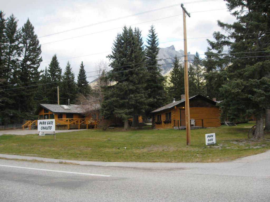 Park Gate Chalets Hotel Canmore Zewnętrze zdjęcie